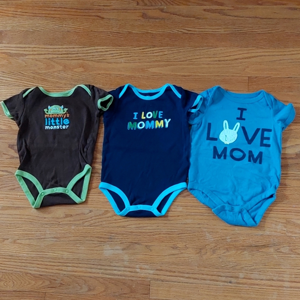 3pk "I Love Mom" Onesie Bundle